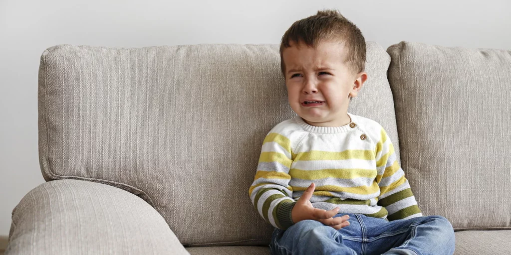 Menino a fazer birra no sofa