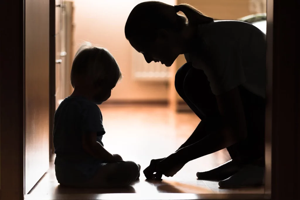 Mãe e filho brincam no chão