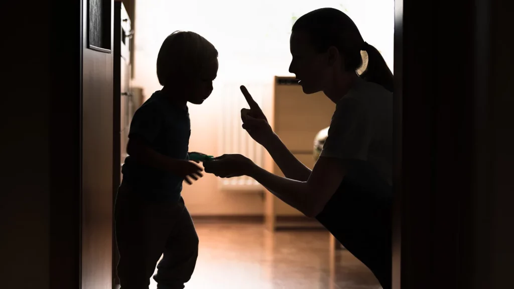 Mãe explica emoções ao filho que zangado faz birra