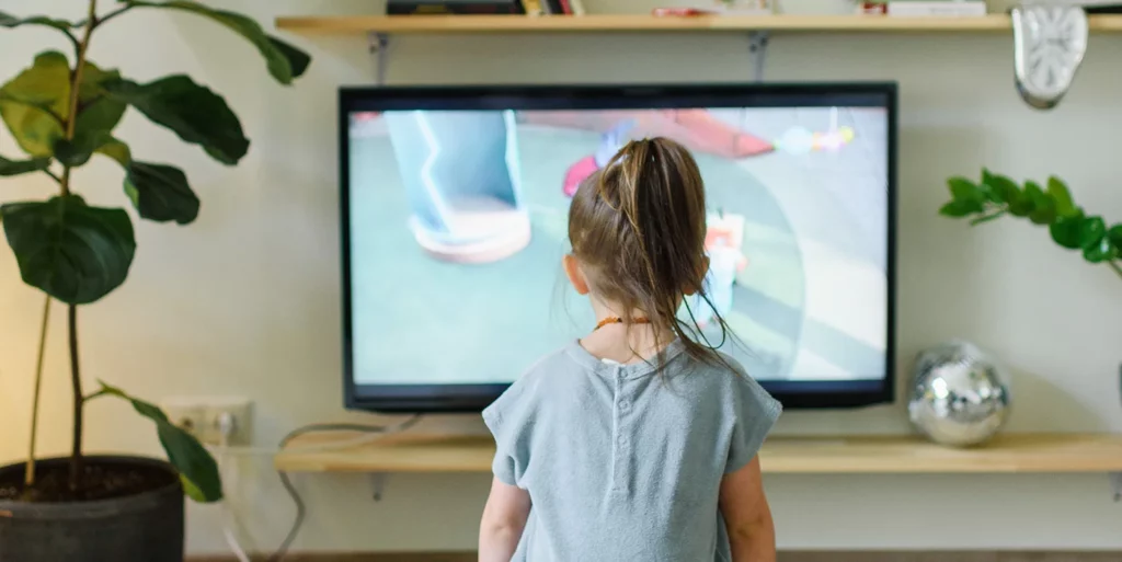 Menina a ver televisão